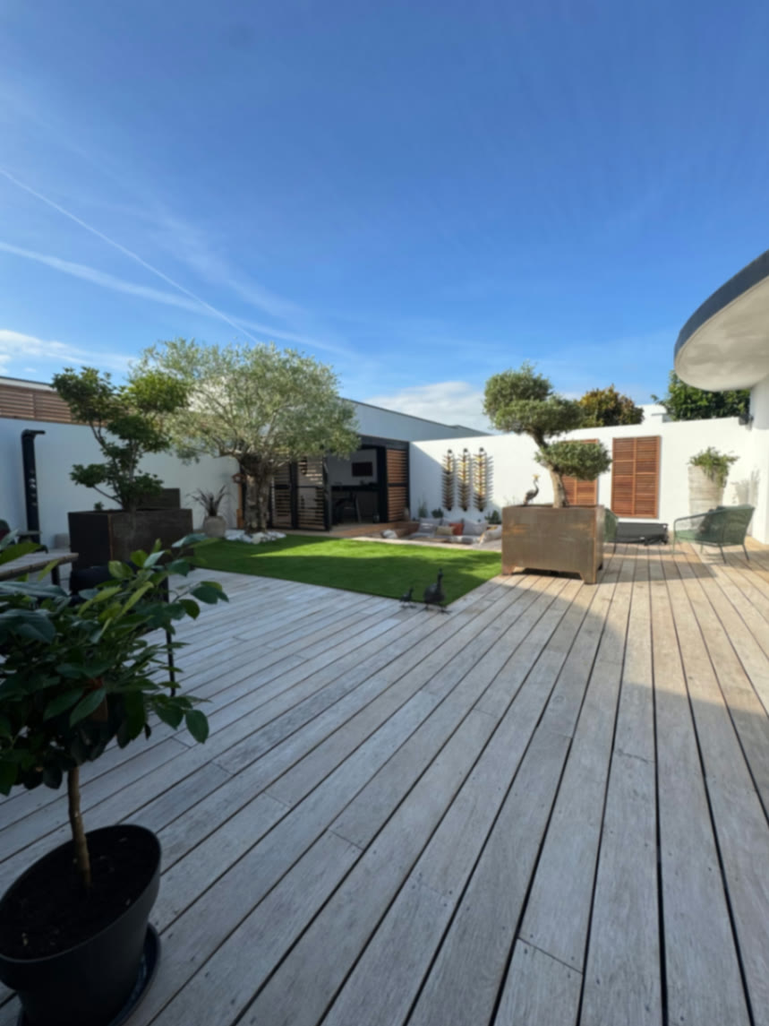 Vaste terrasse bois avec plantations en pots corten