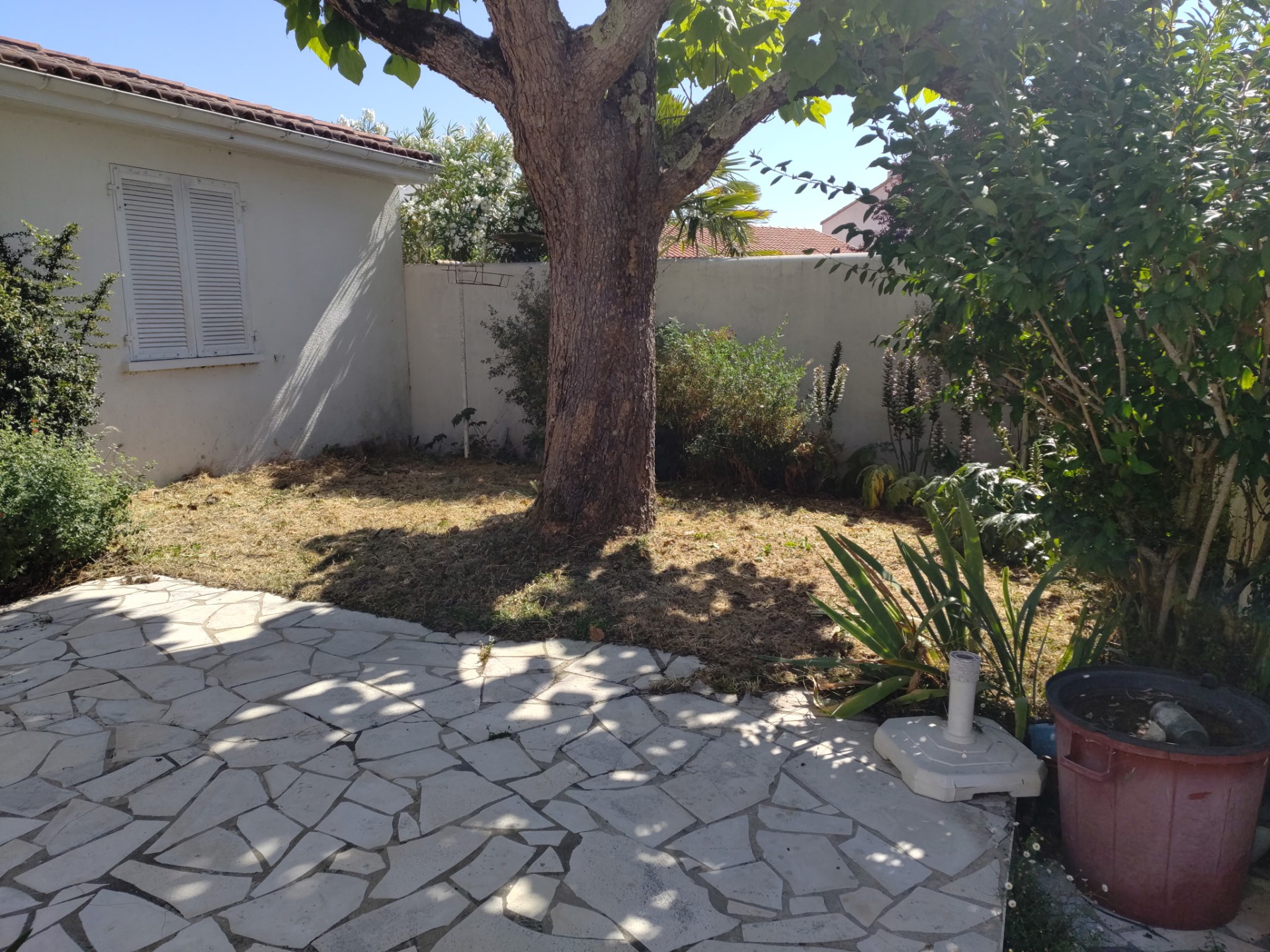 Même jardin après débroussaillage, tonte et nettoyage par Côté Paysage