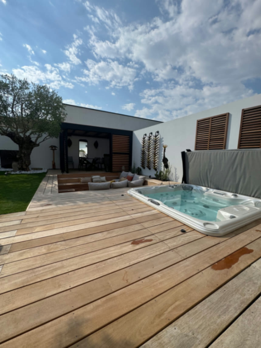 Terrasse en bois exotique avec spa intégré