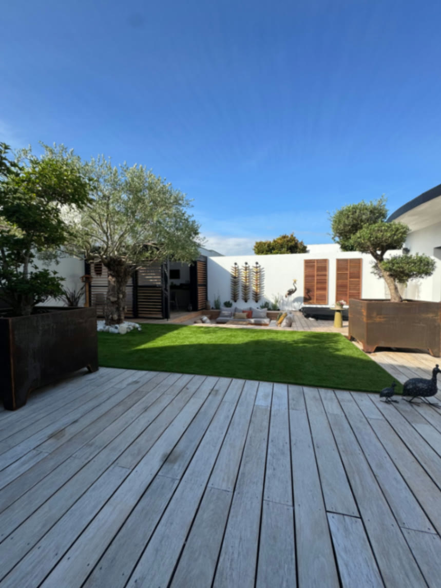 Jardin contemporain avec bacs corten et gazon